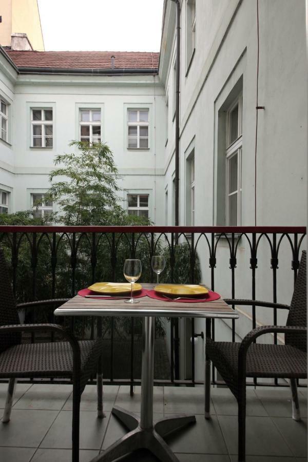 פראג Quiet Apartment With Balcony Charles Bridge מראה חיצוני תמונה