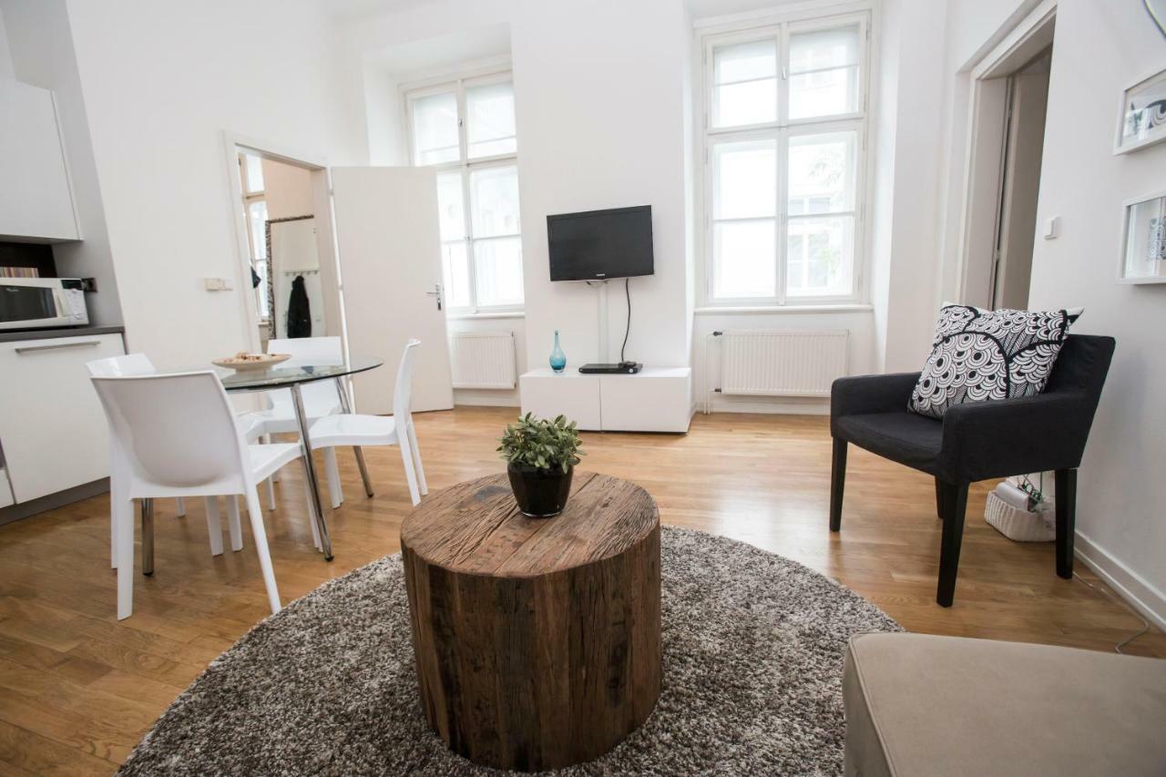 פראג Quiet Apartment With Balcony Charles Bridge מראה חיצוני תמונה